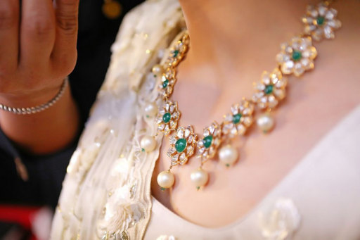 How minimal jewelry can make you look elegant