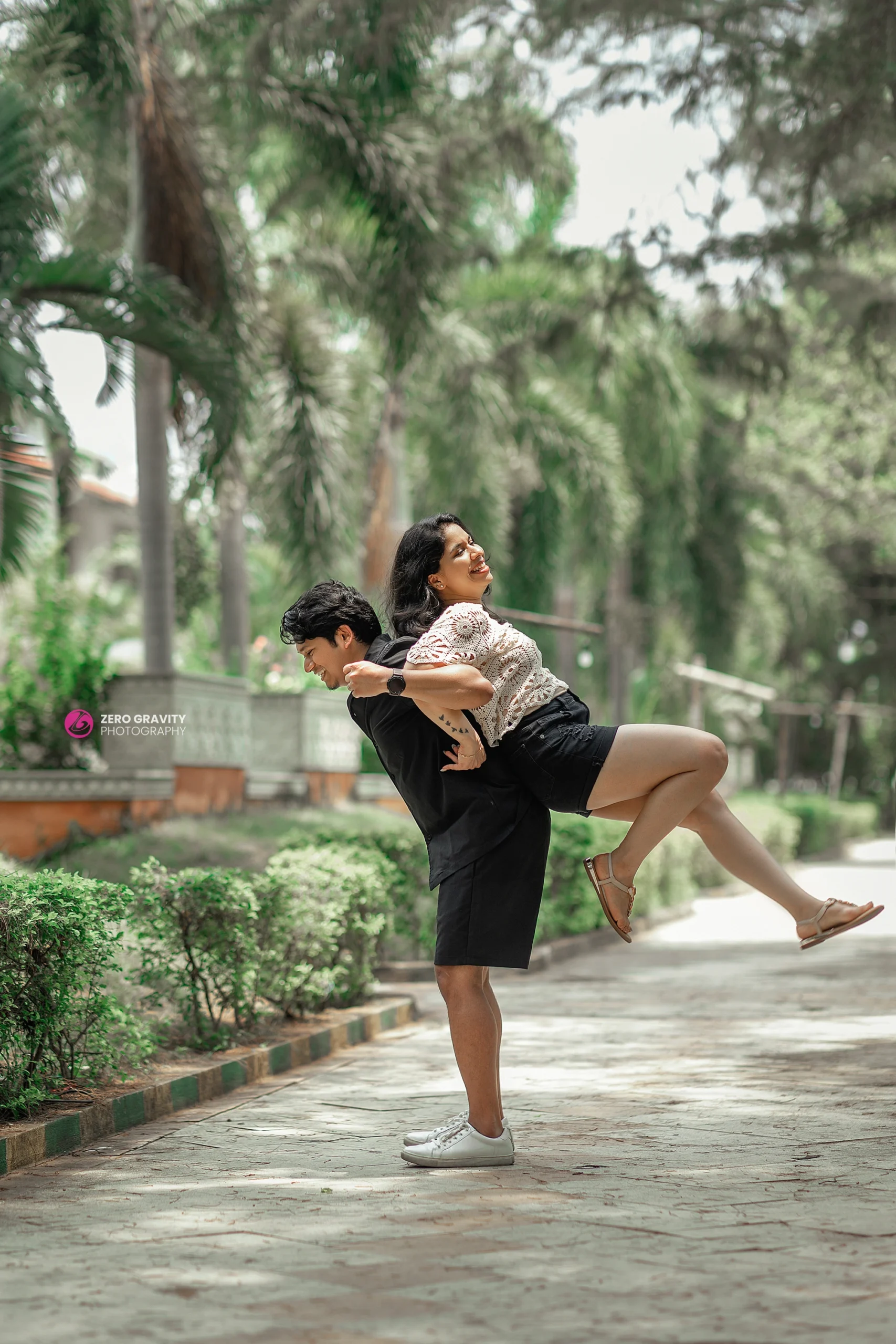 ouple’s fun candid photo