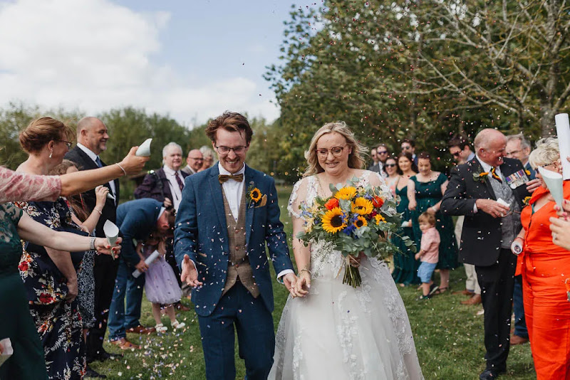 How to Look Natural in Your Wedding Photos: 12 Simple Tips for Effortless Pictures